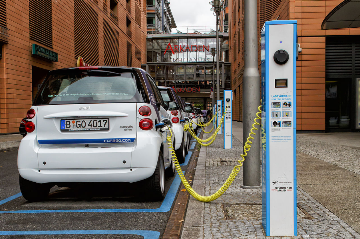 Les bornes de recharge sur autoroutes - Easy Electric Life - Renault Group